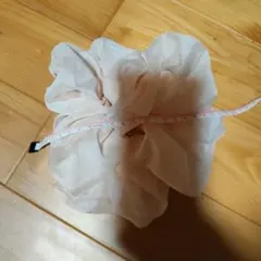 淡いピンク系約17センチのシュシュ。