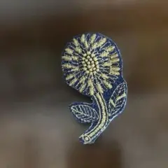ミナペルホネン　花の刺繍デザイン ブローチ