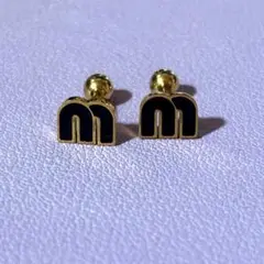 Mロゴ ピアス ブラック