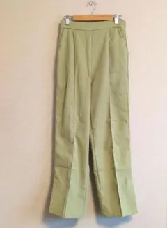 ストレートパンツ 　センタープリーツ　サイドスリット