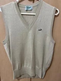 ベージュ Vネック ニットベスト ロゴ刺繍のサムネイル