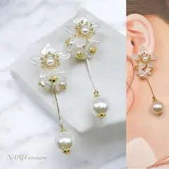 【362】ランダムホワイトフラワー　揺れるパール　ピアス　イヤリング