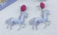 乗馬 馬 芦毛ピンク ピアス