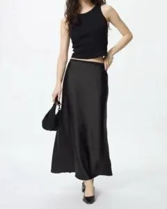 UNIQLO サテンスカート