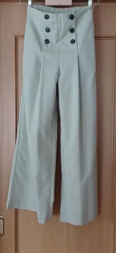 薄緑ボタン付き ワイドパンツ