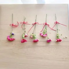 カーネーションのガーランド ドライフラワー　赤いリボン　かわいいガーランド