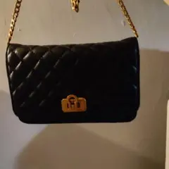 黒いキルティングショルダーバッグ