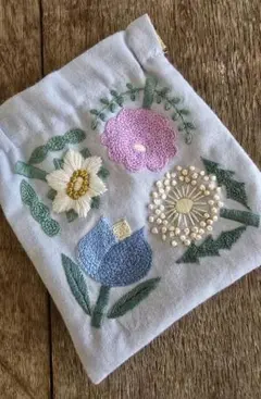 ハンドメイド　手刺繍　刺繍バネ口ポーチ　フラットポーチのサムネイル