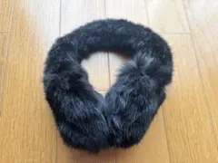 黒いファー耳あて