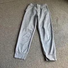 ユニクロ　グレーのカジュアルパンツ（小さな穴あり）140