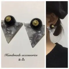 901 ブラック×グレー☺︎太陽ゴールドとべっ甲風トライアングル型ピアス☺︎