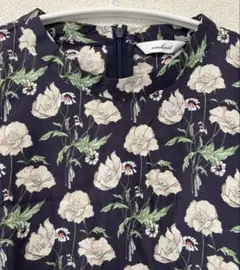アムハースト　ミコロ様専用　リバティ花柄長袖ブラウスのサムネイル