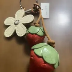 未使用タグ付き　イビザ　いちごと花のレザーキーホルダー