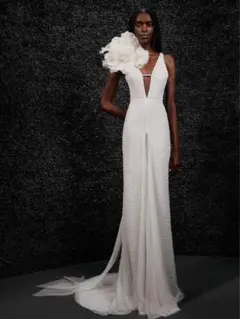 verawang carolデザイン オーダードレス　ヴェラヴォン　キャロル Carol。シンプルで飾りのないデザイン。 腕につけている装飾が