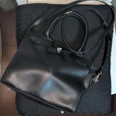 リボン付き黒レザーショルダーバッグ