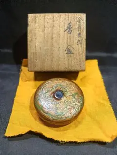 茶道具金唐華式 香盒 木製漆器 楽全作 共箱黄布 裏千家 旧家蔵出し美品 香道具 茶道具金唐華式 香盒 木製漆器 楽全作 共箱黄布 裏千家 旧家蔵出し美品