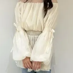 ブラウス オフショルシアーボリュームブラウス アイボリー Mサイズ