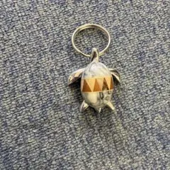 亀の形のキーホルダー