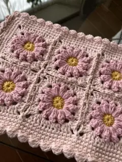 ハンドメイド　お花モチーフ編み　グラニースクエア　マルチカバー　ベビーピンク