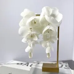 オフホワイトフラワーピアス