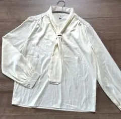 美品 Bifrost ブラウス　ボウタイブラウス　リボン　通勤服　オフホワイトのサムネイル