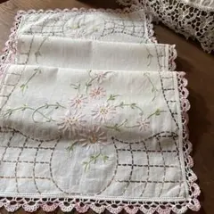 フランスアンティークஐ⋆*ピンクのレースとレトロ可愛い花柄刺繍クロス