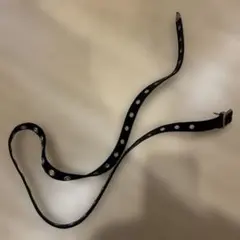 黒い穴あきデザインのベルト