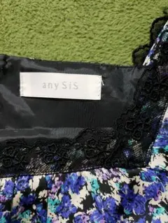 未使用品☆any SiS　エニィスィス☆花柄ブラウス　半袖トップス　黒ブルー系