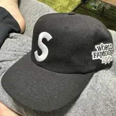 黒い刺繍Sロゴキャップ