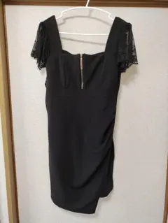 レース袖付きタイトフィットブラックドレス