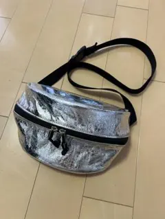 メタリックシルバー ボディバッグ