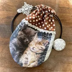 ハンドメイド可愛いツインズすやすや眠り猫の巾着とブローチセット。