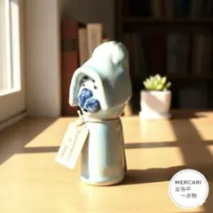 手作り陶器の犬の置物（パステルブルーの優しい色合い） 説明文: