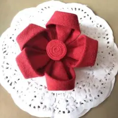ハンドメイド、花型ブローチ