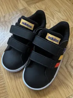 adidas キッズ　スニーカー