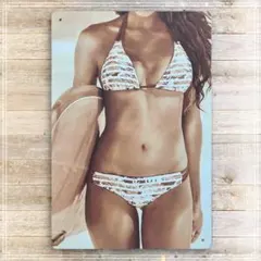 新品未使用　ブリキ看板　「ビーチライフの象徴、ブロンズ肌のサマーガール」