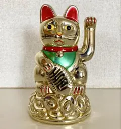 電池で手招きする金ピカの招き猫のサムネイル
