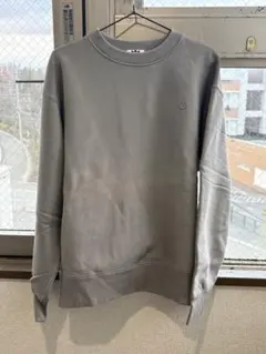 アディダス グレー スウェットシャツ