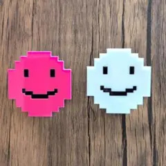 スマイリーフェイスピンバッジ2個セット
