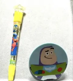 ➓セサミストリート 光るペン＆バズ・ライトイヤー 缶バッジセット