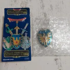 ドラゴンクエスト　ピンバッジ　4種＆ヘアゴム1種セット　ロトの剣、盾　など ドラゴンクエスト ピンバッジ 4種＆ヘアゴム1種セット ロトの剣