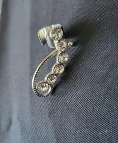 クリスタル装飾 シルバーカラーのイヤーカフ