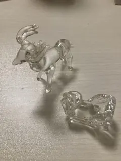 ガラス製トナカイとソリの装飾品