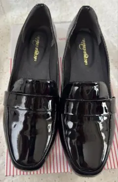美品　エナメルブラックローファー ストーン付き
