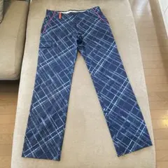 ネイビーと水色のチェック柄パンツ