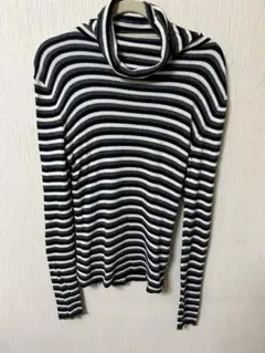黒と白と灰色のストライプ ハイネックニット