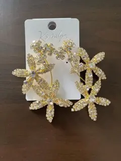 花モチーフ ゴールド ピアス
