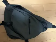 る*い様 GAP ダークグレー スリングバッグ