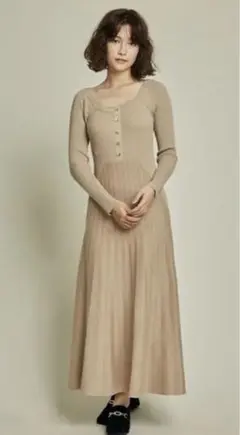 リリーブラウン　長袖ラメニットワンピース　ベージュ　新品未使用品