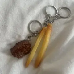 フライドポテト2本と肉のキーホルダー